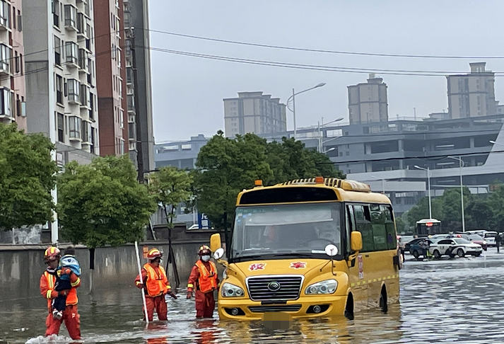 長(zhǎng)沙一路面積水，校車(chē)上有學(xué)生被困，消防涉水救援