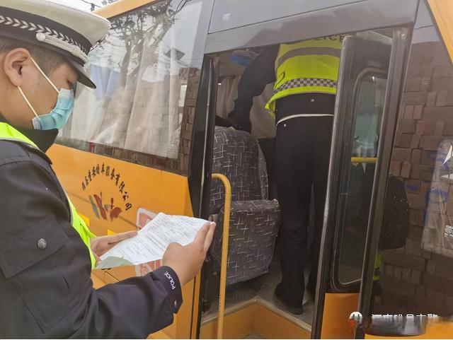 睢縣交警開展校車安全大檢查，為平安上學路“保駕護航”