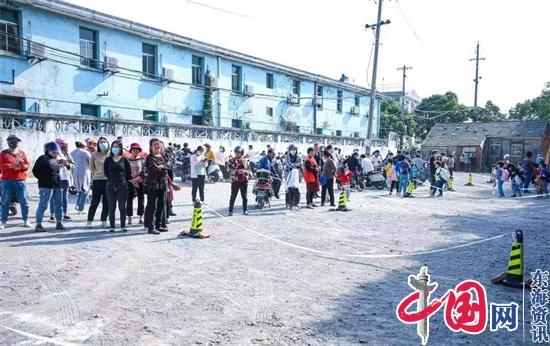 興化市垛田中心小學校車行車難、家長接送停車難“有事好商量”現(xiàn)場辦公一朝解
