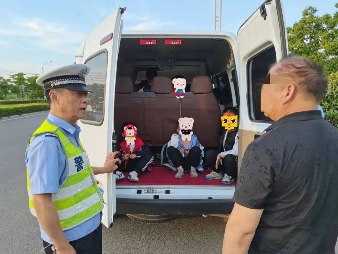 六安一“黑校車”嚴重超員！