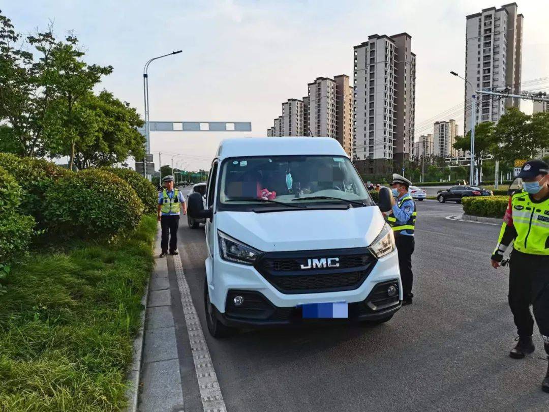 六安一“黑校車”嚴重超員！