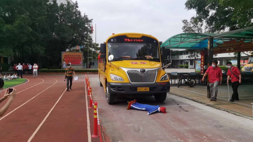 車(chē)輛冒煙、遇到事故怎么辦？校車(chē)應(yīng)急演練走進(jìn)校園