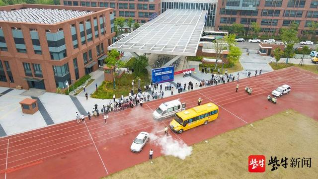 校車發(fā)生交通事故，并引發(fā)自燃？原是多部門聯(lián)合開展校車突發(fā)事故應(yīng)急演練