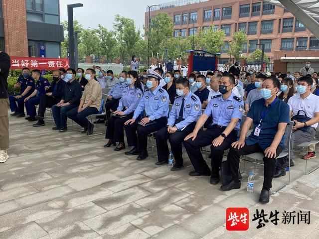 校車發(fā)生交通事故，并引發(fā)自燃？原是多部門聯(lián)合開展校車突發(fā)事故應(yīng)急演練