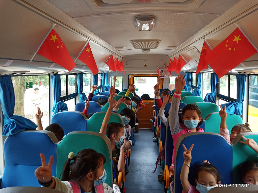 圖為校車內環境整潔舒適。