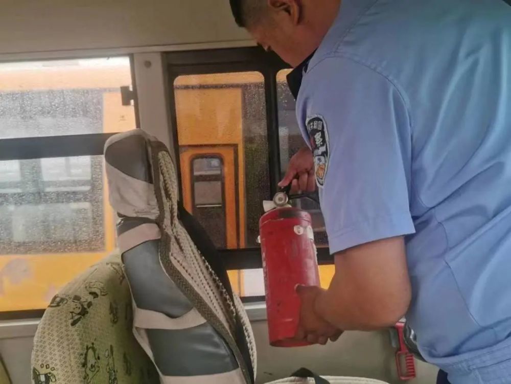保駕護(hù)航幼兒園 交警為校車“體檢”