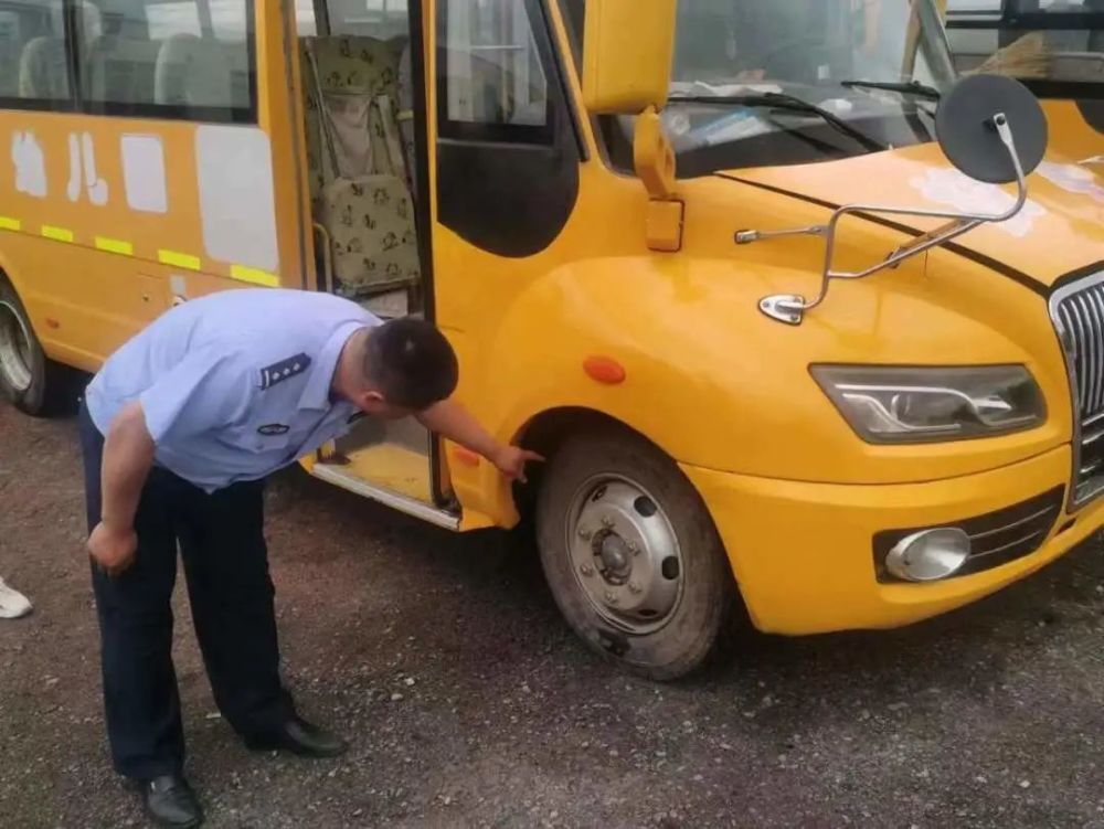 保駕護(hù)航幼兒園 交警為校車“體檢”