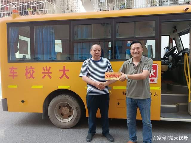 鄂州大興聯(lián)運(yùn)推出“黨員示范車”，打造靚麗的城市風(fēng)景線