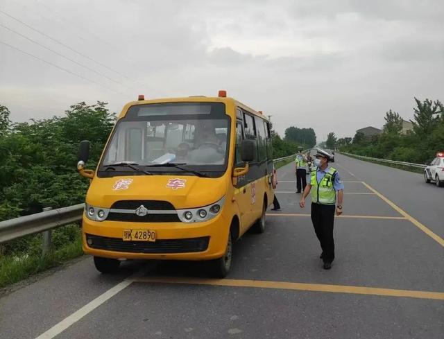 筑牢安全防線，云夢交警開展校車專項檢查！
