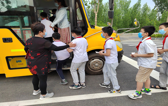 濟南高新區(qū)稼軒小學(xué)開展校車安全應(yīng)急演練活動