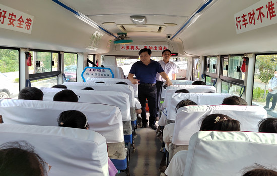 濟南高新區(qū)稼軒小學(xué)開展校車安全應(yīng)急演練活動
