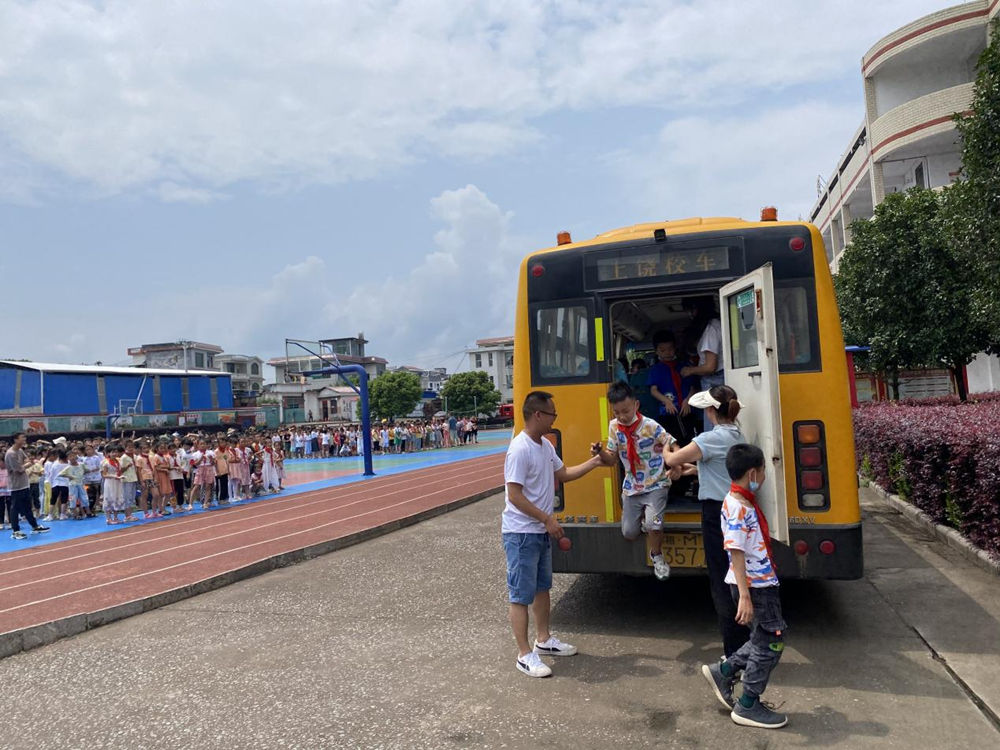 校車(chē)消防安全應(yīng)急疏散演練進(jìn)校園