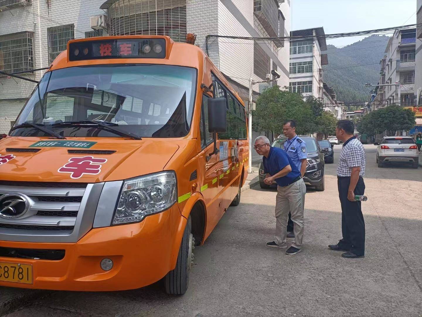 金洞：強(qiáng)化校車監(jiān)管 確保“花朵”安全