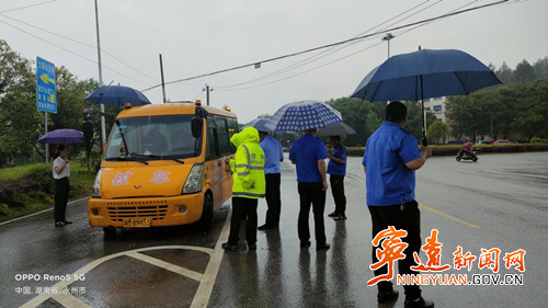 寧遠(yuǎn)：開展校車安全專項整治  護(hù)航學(xué)生安全出行2_副本500.jpg