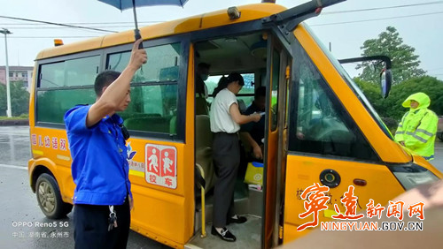 寧遠(yuǎn)：開展校車安全專項整治  護(hù)航學(xué)生安全出行_副本500.jpg