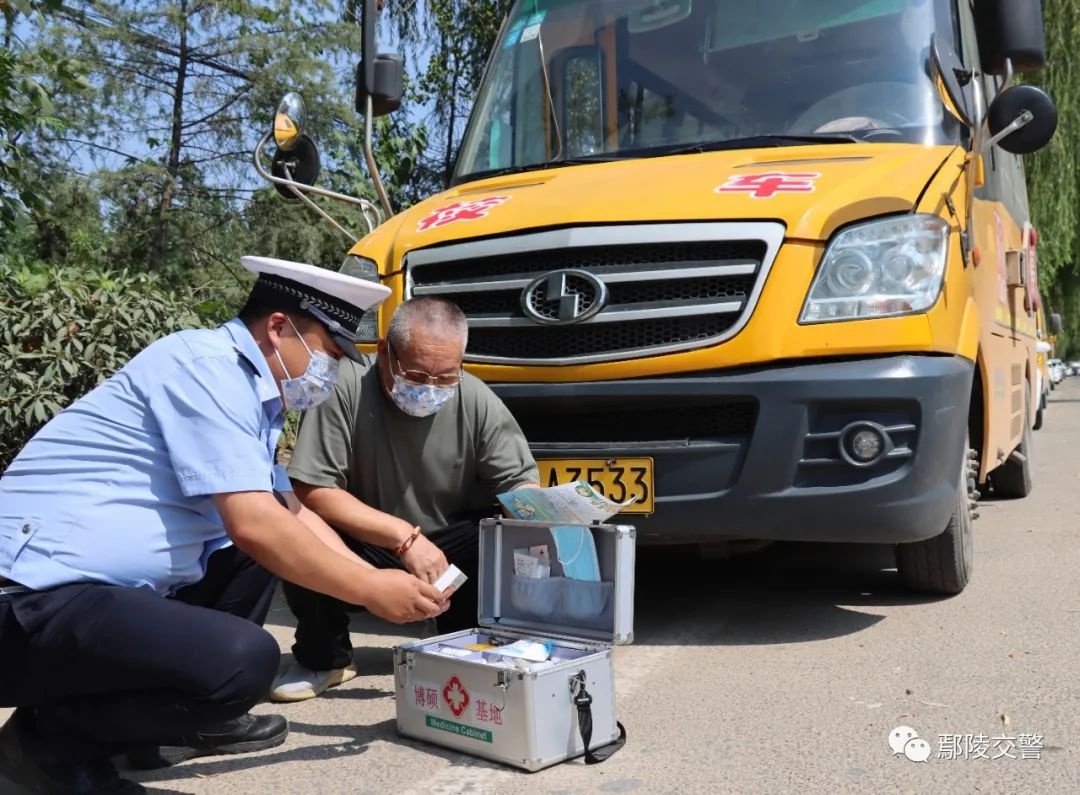 「喜迎二十大 忠誠(chéng)保平安」鄢陵交警深入轄區(qū)校車企業(yè)開展“安全生產(chǎn)月”校車安全大檢查