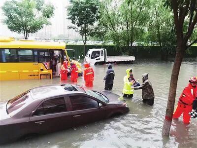 太原一輛校車遇積水被困，車上20多個孩子被轉移至安全地帶
