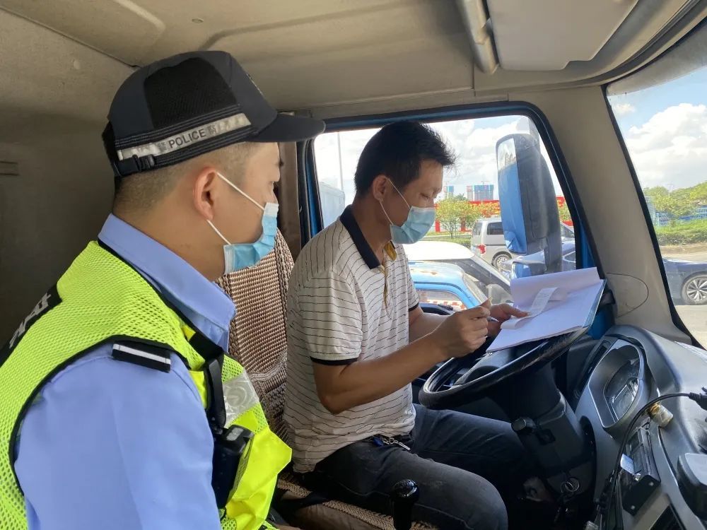 古鎮交警暑假前夕送安全“早餐”，學生、家長都有~