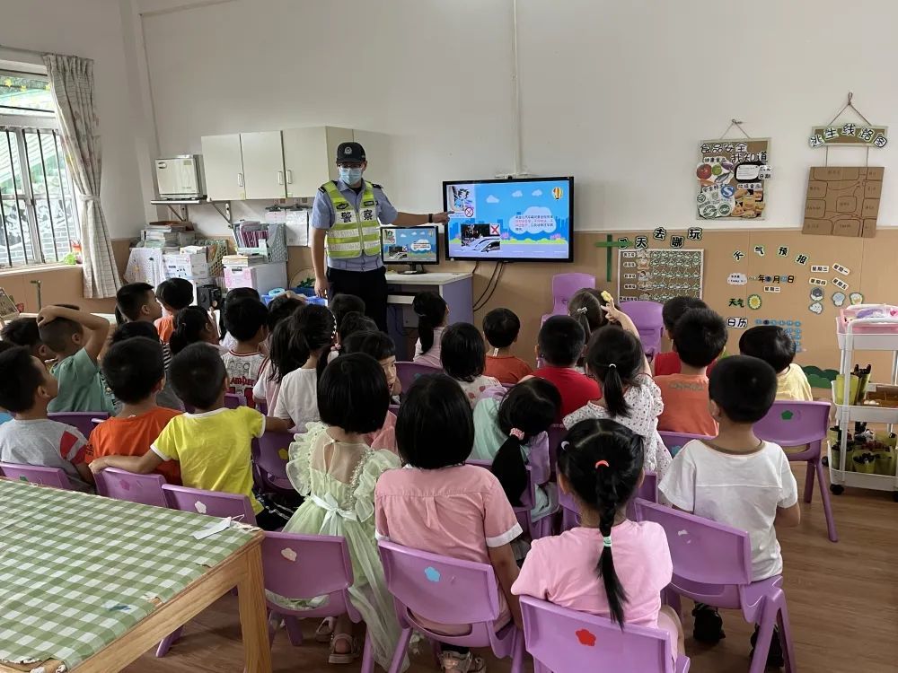 古鎮交警暑假前夕送安全“早餐”，學生、家長都有~