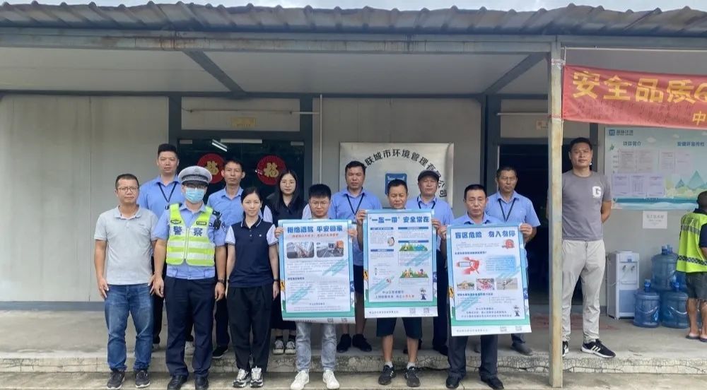 古鎮交警暑假前夕送安全“早餐”，學生、家長都有~