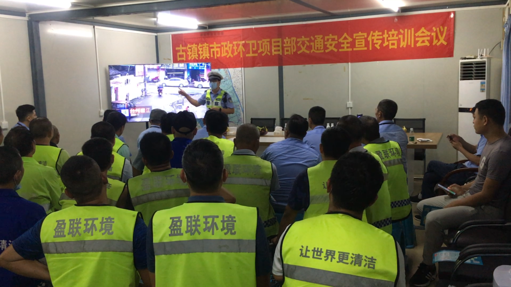古鎮交警暑假前夕送安全“早餐”，學生、家長都有~