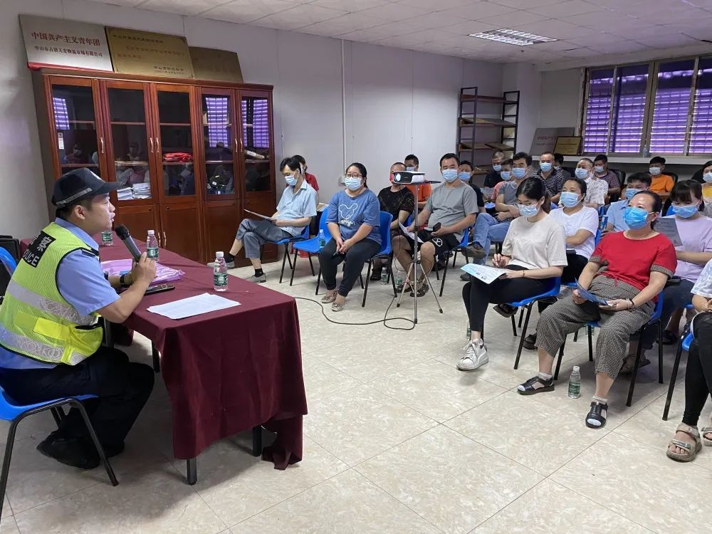 古鎮交警暑假前夕送安全“早餐”，學生、家長都有~