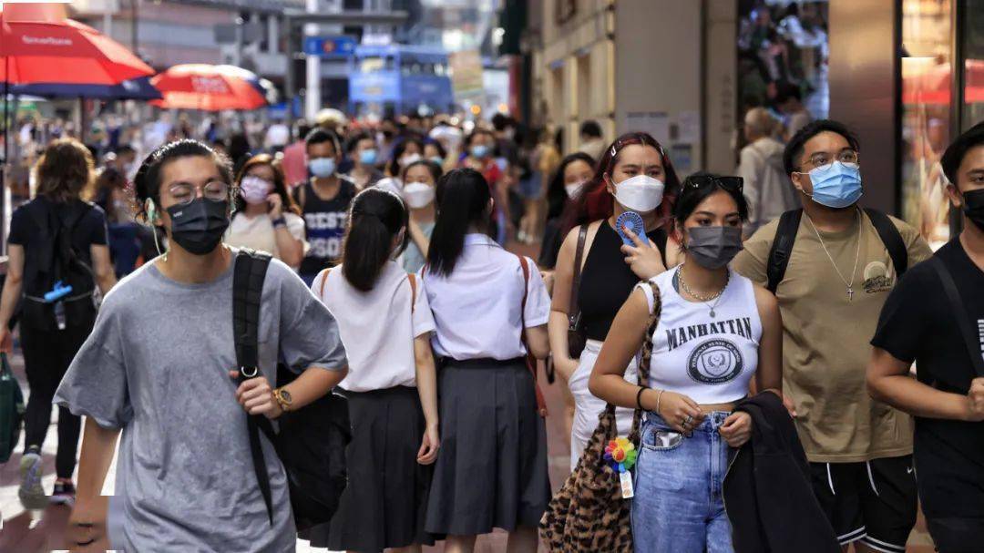 反彈再創新高！香港疫情惡化，“校車群組”擴大，逾2000大廈“淪陷”