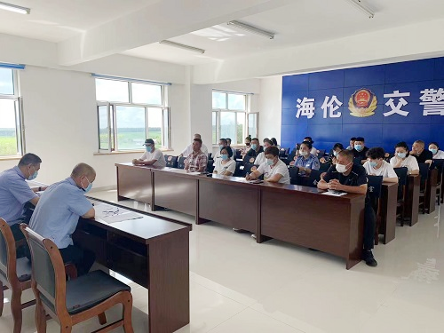 海倫市公安局交警大隊召開約談貨運企業、校車公司負責人會議