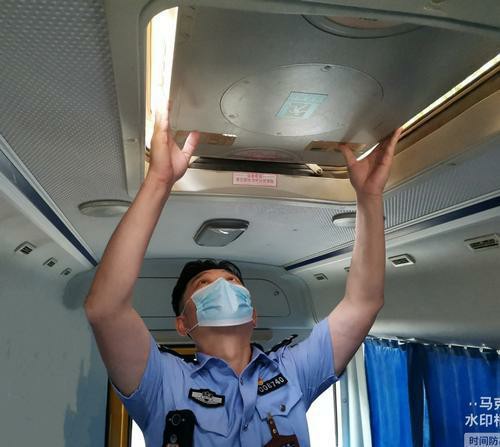 鄭州交警檢查校車 平安迎接開學季