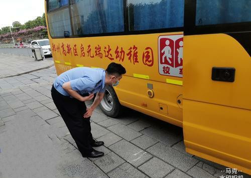鄭州交警檢查校車 平安迎接開學季