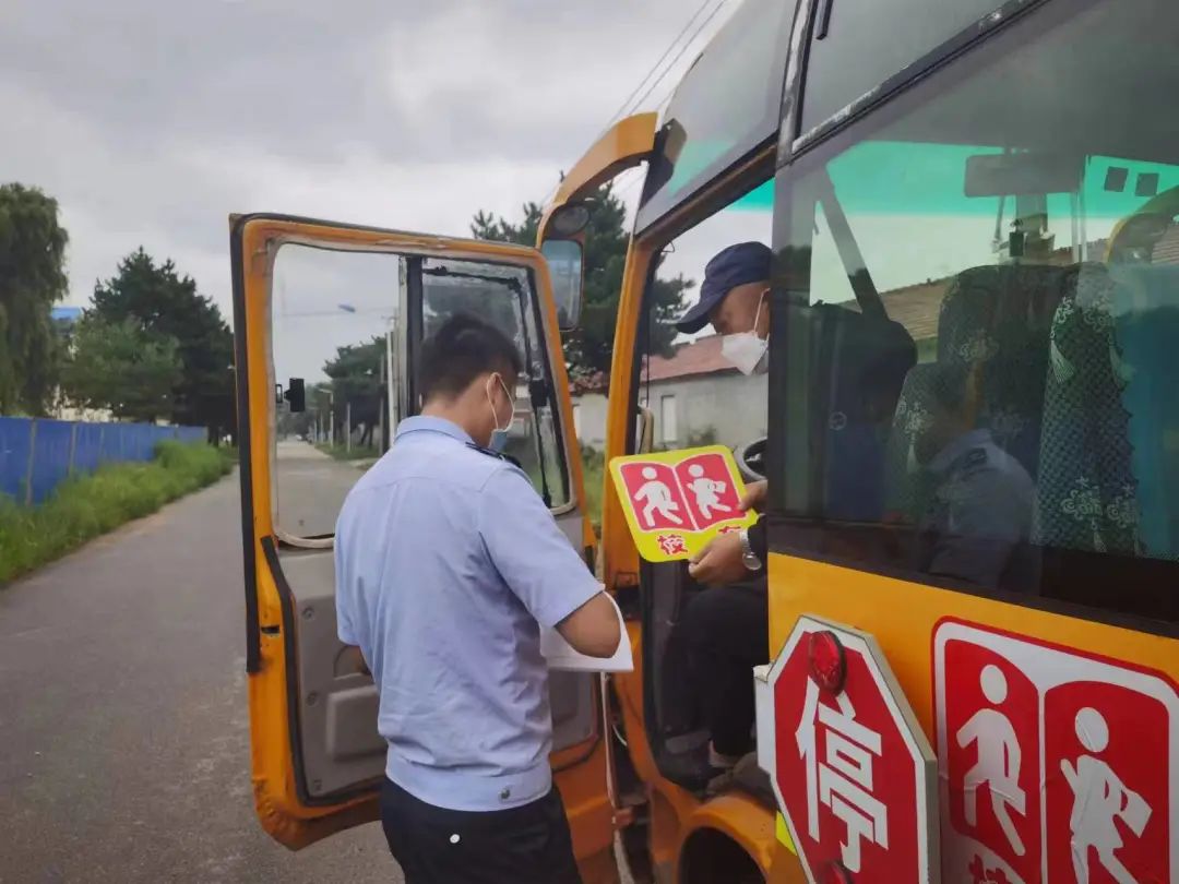 護(hù)航開(kāi)學(xué)季 | 經(jīng)開(kāi)大隊(duì)開(kāi)展校車(chē)安全大檢查