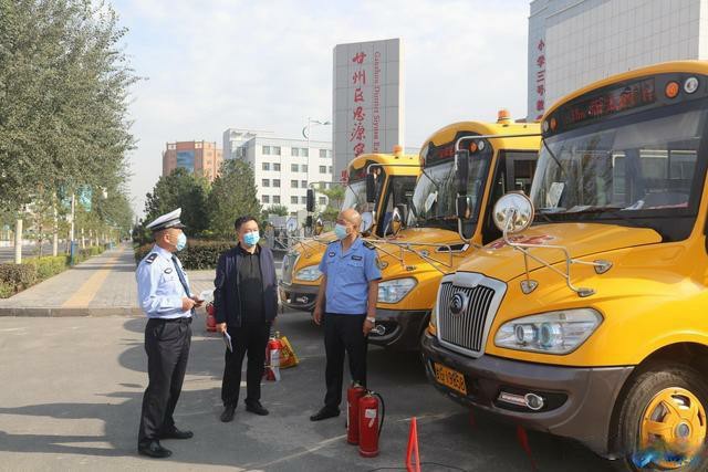 甘州公安交警：開學季走進校車公司開展安全宣講，筑牢學生平安上學路