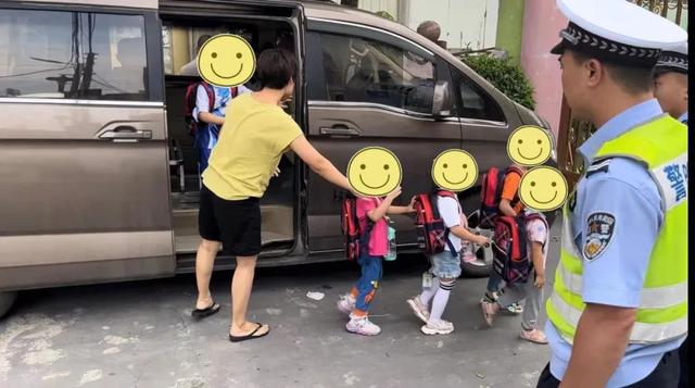 【百日行動·打擊】饒平一嚴重超員“黑校車”駕駛員被依法立案偵查！