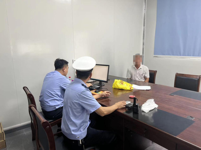 【百日行動·打擊】饒平一嚴重超員“黑校車”駕駛員被依法立案偵查！