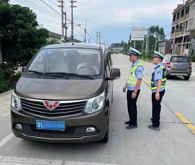 【百日行動·打擊】饒平一嚴重超員“黑校車”駕駛員被依法立案偵查！