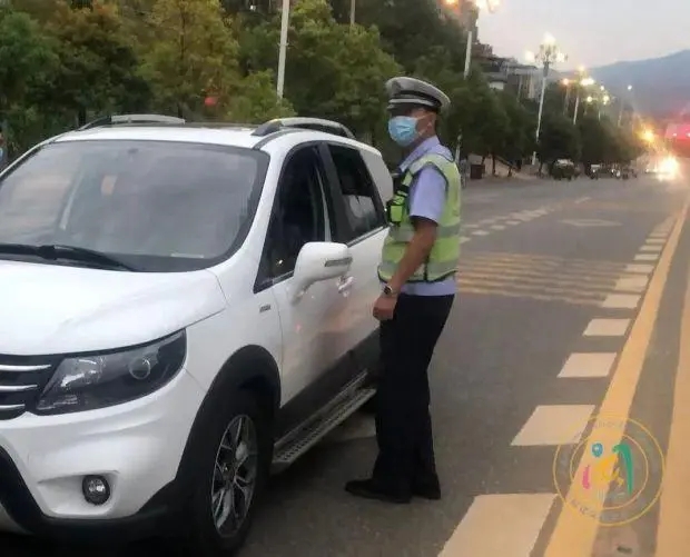 福建街頭這輛“黑校車”，栽了！