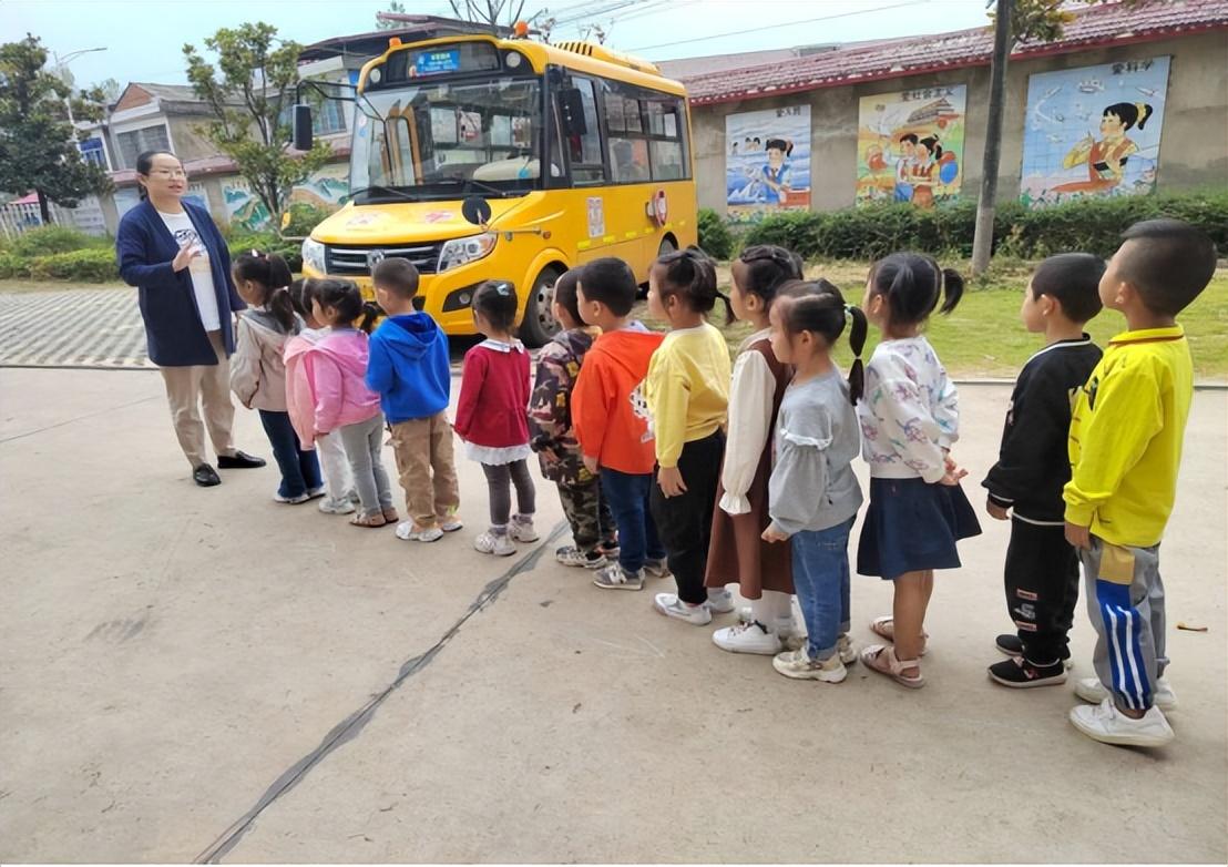校車安全伴我行——安康鄉中心幼兒園校車安全應急逃生演練活動