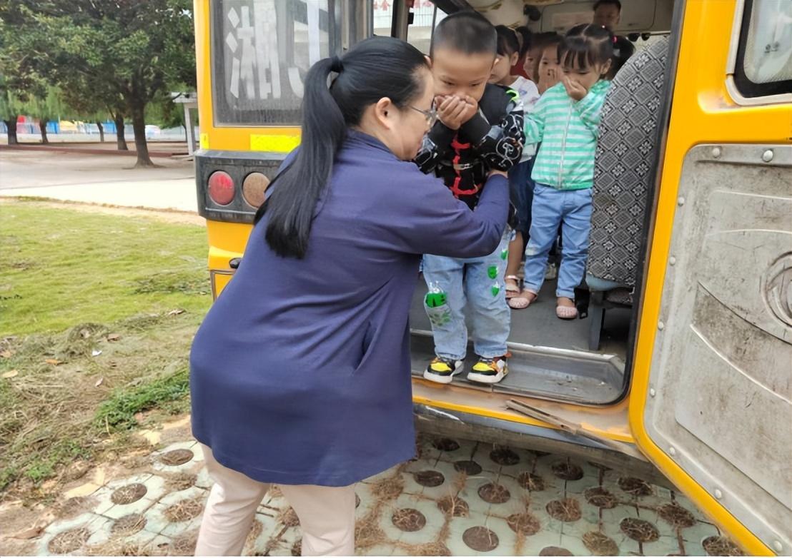 校車安全伴我行——安康鄉中心幼兒園校車安全應急逃生演練活動