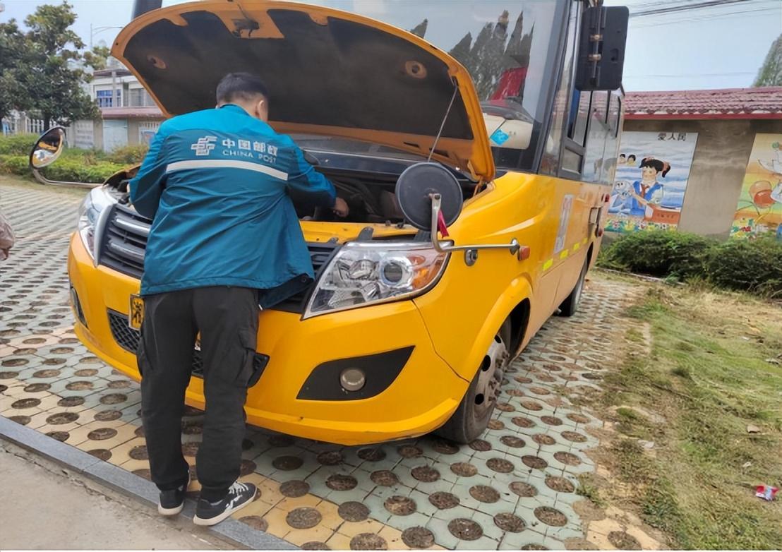 校車安全伴我行——安康鄉中心幼兒園校車安全應急逃生演練活動