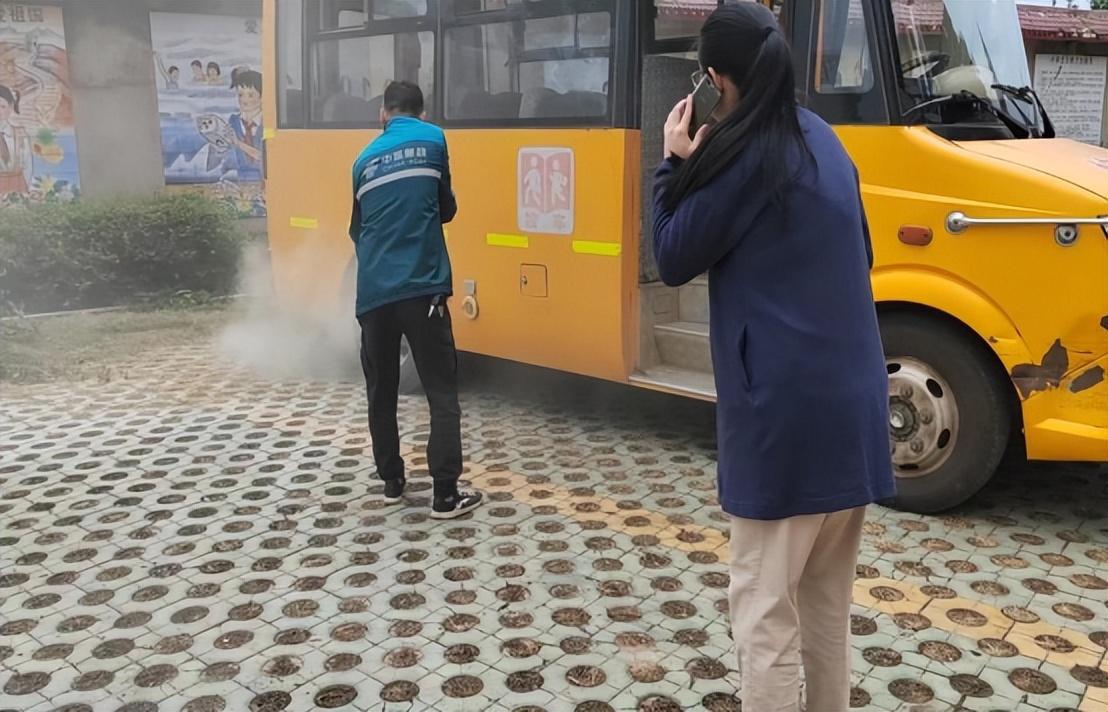 校車安全伴我行——安康鄉中心幼兒園校車安全應急逃生演練活動