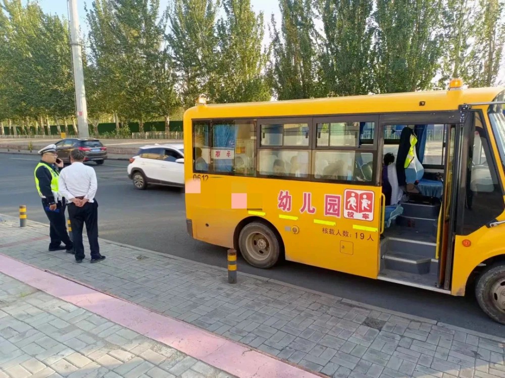 “無資質”校車超員 交警“零容忍”