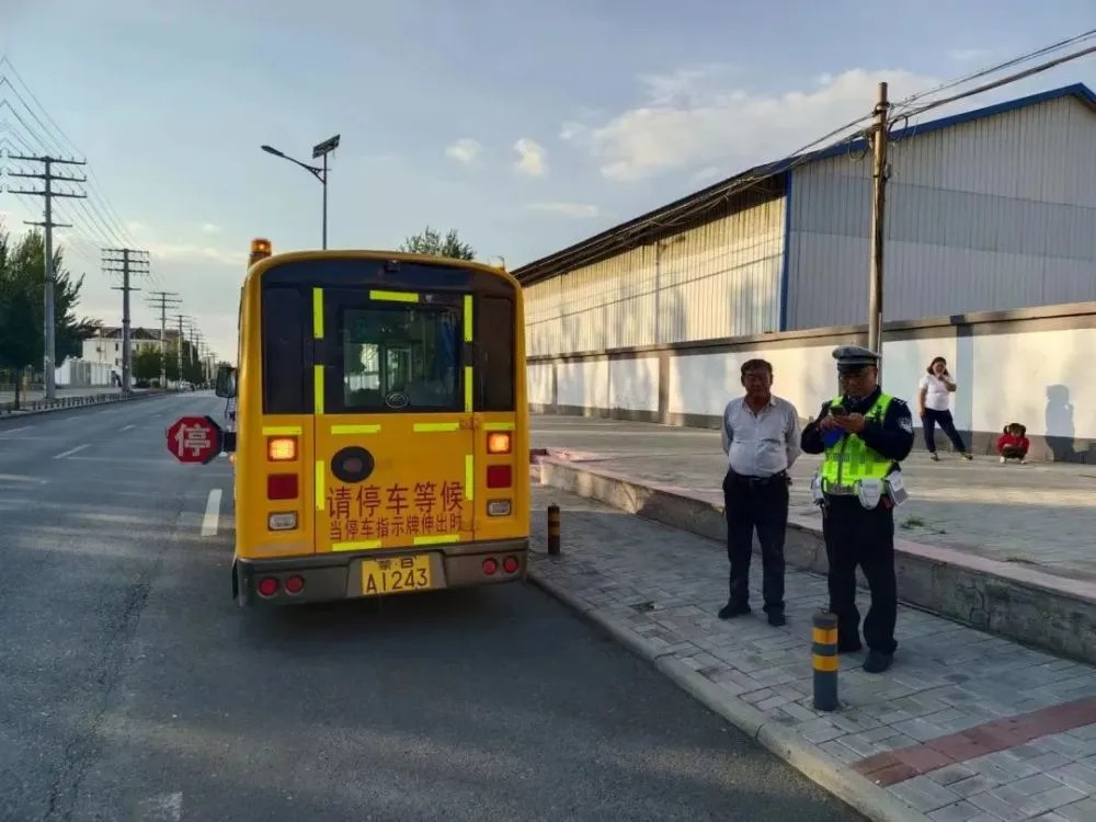 “無資質”校車超員 交警“零容忍”