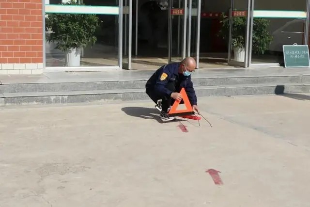 以練為戰 防患未然｜棲霞交警開展校車安全演練活動