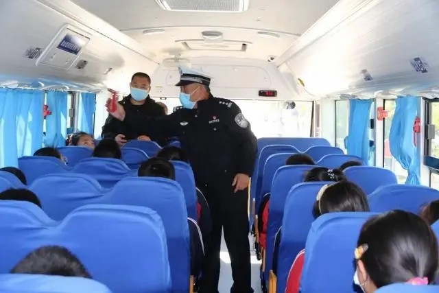 以練為戰 防患未然｜棲霞交警開展校車安全演練活動