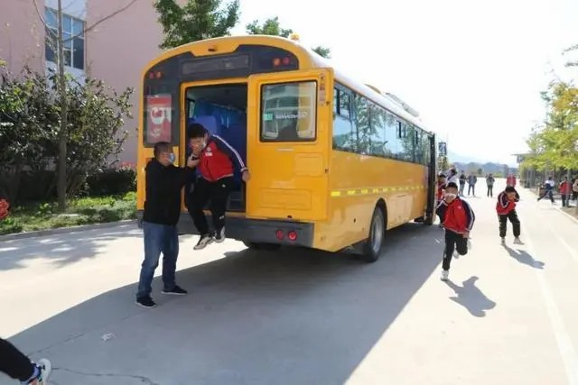 以練為戰 防患未然｜棲霞交警開展校車安全演練活動