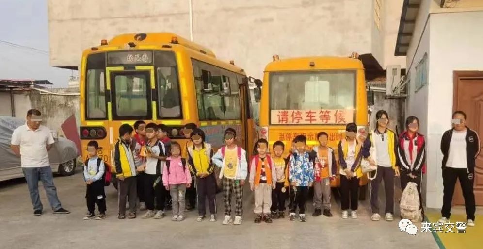 反面教材！校車司機超員，乘車小孩全都不系安全帶……