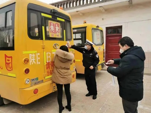 「平安春運 交警同行」白水公安交警聯(lián)合縣教育局封存校車