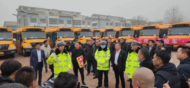 三河交警為139輛校車(chē)舉行“身份證”發(fā)放儀式