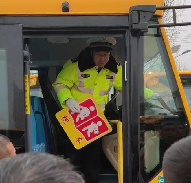 三河交警為139輛校車(chē)舉行“身份證”發(fā)放儀式