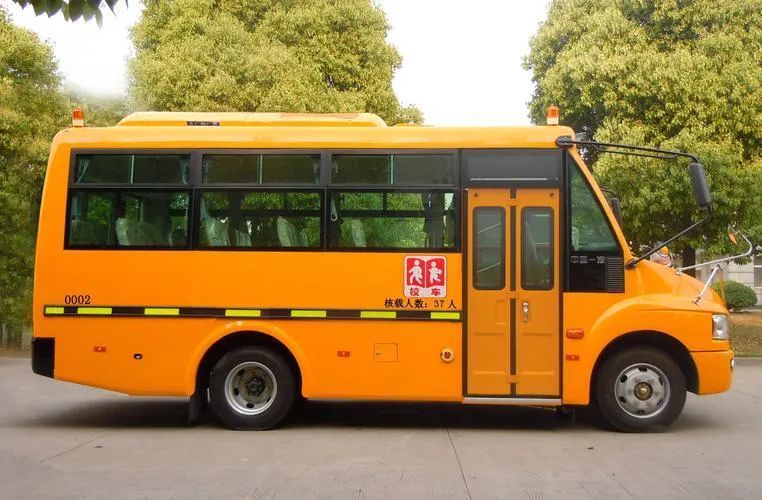 【頭條】某校車標牌過期，淮濱交警嚴查！